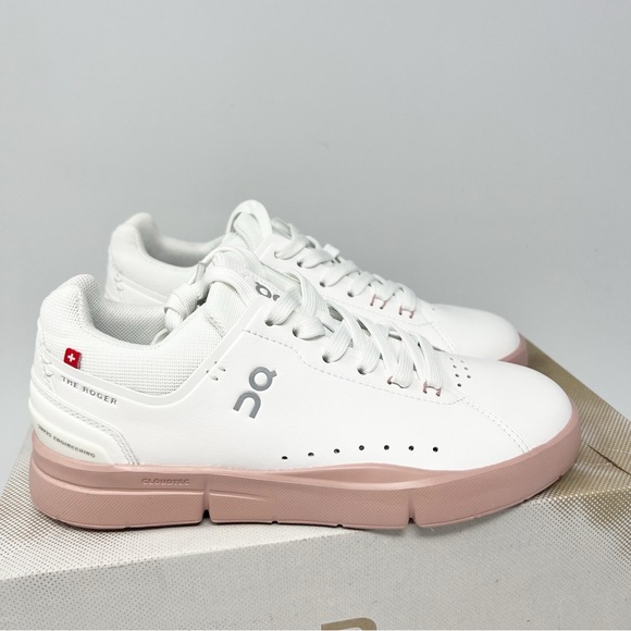 On Running Shoes - On Running The Roger Advantage Sneaker
Size 5 NEW!